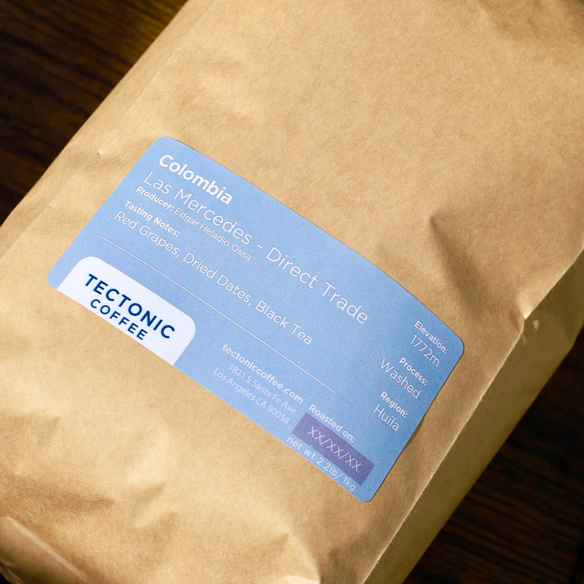 Close-up of the label on a 1 kg bag of Tectonic Coffee Colombia Finca Las Mercedes.